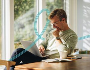 netcom-kassel-slider-dsl-mobil Mann surft am Laptop mit DSL von Netcom Kassel