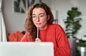 Frau informiert sich bei Internet Anbietern über verschiedene Tarife